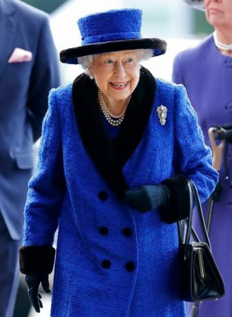 ascot, Združeno kraljestvo 16. oktober embargo za objavo v britanskih časopisih do 24 ur po datumu in času ustvarjanja kraljice elizabeth ii se udeleži dneva britanskih prvakov qipco na dirkališču v Ascotu 16. oktobra 2021 v Ascotu, Anglija, fotografija max. slike mumbyidigogetty