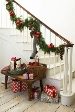Božični girland na stopnicah