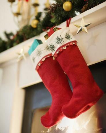 božične nogavice, obešene na kaminu