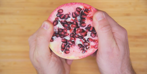 Ta preprost trik odstrani seme granatnega jabolka v nekaj sekundah