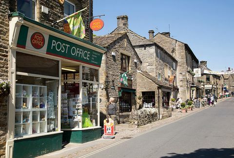 prometna glavna ulica v Grassingtonu, narodni park yorkshire dales, Anglija, Velika Britanija fotografija po geografiji photos univerzalna skupina slik preko getty images