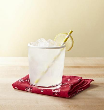 limonada v kozarcu s črtasto slamico in rezino limone