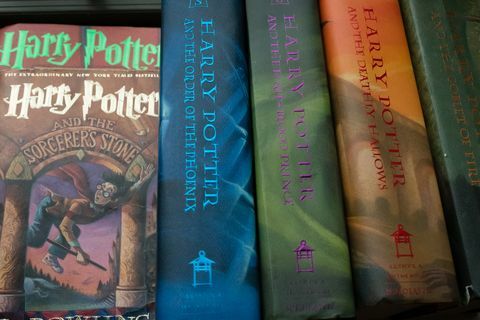 Zbirka knjig o Harryju Potterju je predstavljena na domu Caitlin Moore v Washingtonu, DC.