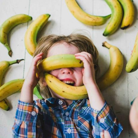 Otroci (2-3, 4-5) pokriti z bananami