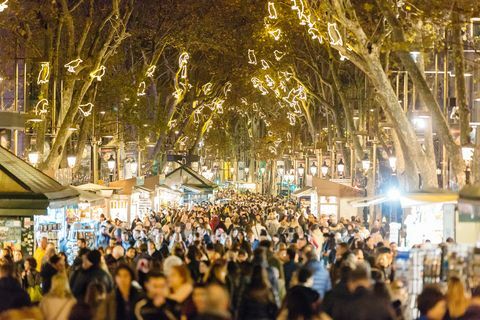 Ljudje hodijo po ulici La Rambla med božičnimi in novoletnimi prazniki v Barceloni, Kataloniji, Španija