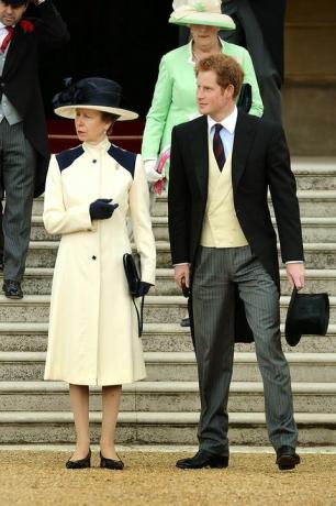 Princesa Anne s princem Harryjem na vrtni zabavi leta 2014