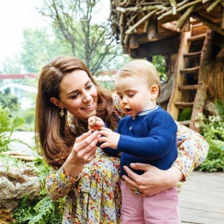 Kate Middleton nudi princu georgeu, princesi charlotte in princu louise zasebni ogled vrta nazaj v naravo