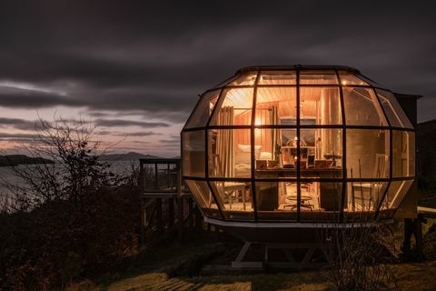 zdaj lahko najamete to ekološko zračno ladjo v škotskem visokogorju prek airbnb