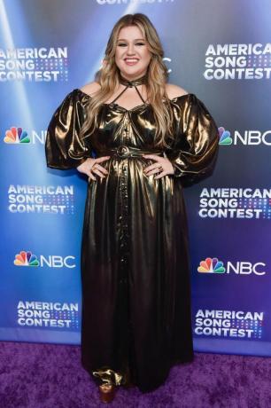 zlata obleka kelly clarkson na rdeči preprogi tekmovanja ameriške pesmi