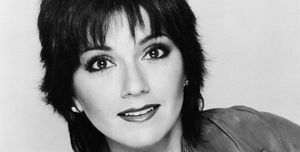 črno-beli portret zvezde podjetja treh joyce dewitt iz sedemdesetih let prejšnjega stoletja