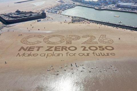 wirral, Merseyside, 31. maja, velikanska peščena umetnina krasi novo plažo Brighton, ki poudarja globalno segrevanje in prihajajočo globalno podnebno konferenco cop26 31. maja 2021 v wirral, merseyside cop26, 26. konferenca Združenih narodov o podnebnih spremembah, bo potekala v začetku novembra letos v Glasgowu, pod predsedovanjem unfccc Združenih narodov. kraljestvo umetniško delo so sami financirali britanski umetniki pesek v tvojem očesu in poziva svetovne voditelje, naj se zavežejo, da bodo do leta 2050 izpusti ogljikovega dioksida brez izpustov, fotografija christopher furlonggetty slike