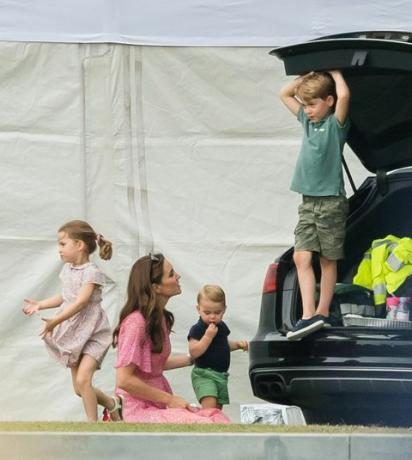 Kate Middleton, princ George, princesa Charlotte in princ Louise