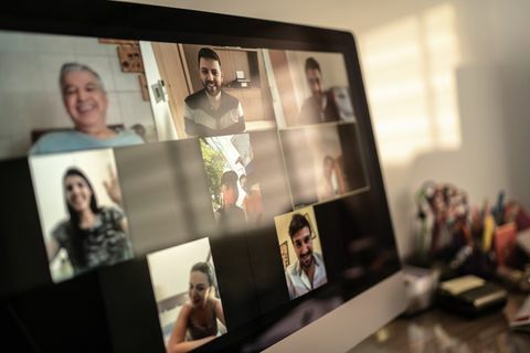 družina in prijatelji srečni trenutki v video konferenci doma