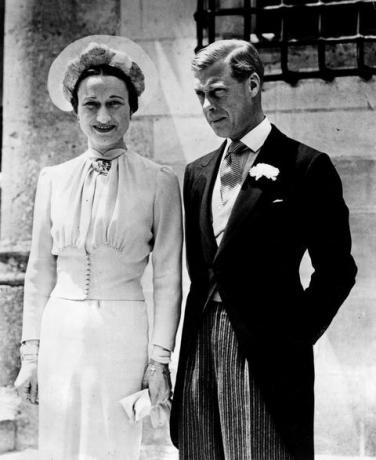 Wallis Simpson z vojvodo Windsor, nekdaj kraljem Edvardom VIII., Na njihov poročni dan, 1936