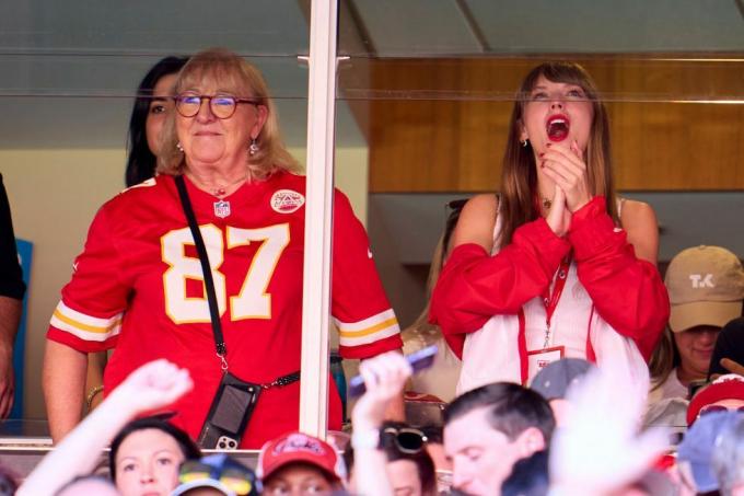 kansas city, mo 24. september taylor swift navija iz apartmaja z donno kelce, medtem ko kansaški mestni poglavarji igrajo chicaške medvede med prvim polčasom na stadionu geha field na stadionu arrowhead 24. septembra 2023 v kansas cityju, Missouri, fotografija cooper neillgetty slike