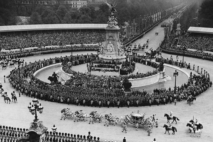 kronanjski sprevod kralja Georgea VI iz leta 1937 pred buckinghamsko palačo, fotografija © hulton deutsch collectioncorbiscorbis prek getty images