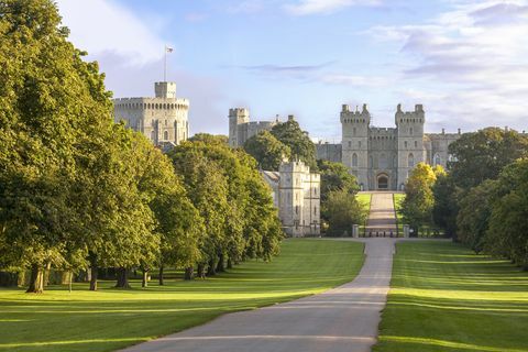 dolg sprehod z gradom Windsor v ozadju, Windsor, Berkshire, Anglija, Združeno kraljestvo, Evropa