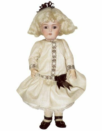 Neglazirana porcelanasta otroška lutka