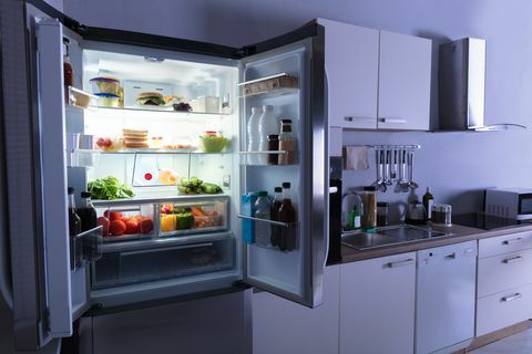 Odprti hladilnik v kuhinji