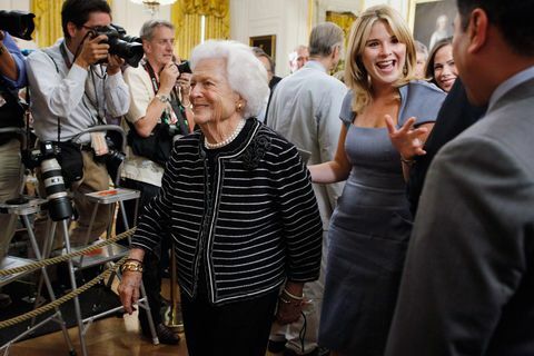 George W. Bush in Laura Bush sta se predstavila v Beli hiši in odkrila njune portrete