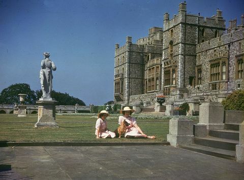 8. julij 1941 princese elizabeth right in margaret rose 1930 2002 sončenje pred gradom Windsor, Berkshire fotografija lise sheridanstudio lisagetty slike