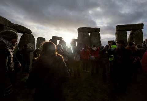 Druidi praznujejo zimski solsticij v Stonehengeu