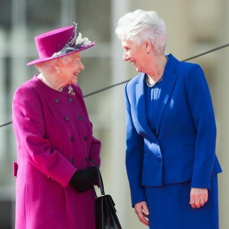 london, Anglija, 13. marec queen elizabeth ii in louise martin, predsednica zveze iger Commonwealtha, se udeležita predstavitve štafete s kraljičino palico za xxi Commonwealth igre, ki so potekale na Zlati obali leta 2018 v Buckinghamski palači 13. marca 2017 v londonu, Anglija, fotografija: samir husseinsamir husseinwireimage