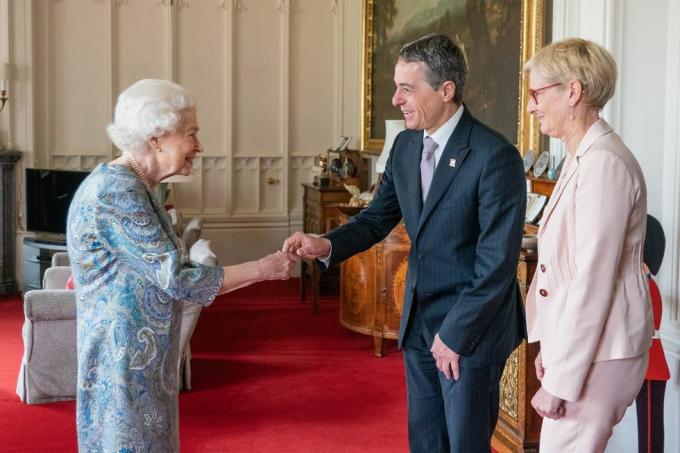sentimentalna broška kraljice švicarskega predsednika