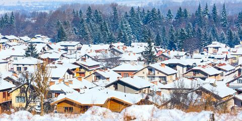 Hiše s snežnimi strehami panorama v bolgarskem smučišču Bansko