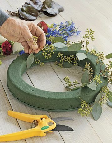 Obroček iz cvetlične pene omogoča enostavno montažo poletnega venca