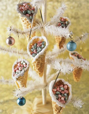 stožci sladkarije pizzelle, napolnjeni z bonboni na okrasnem božičnem drevesu