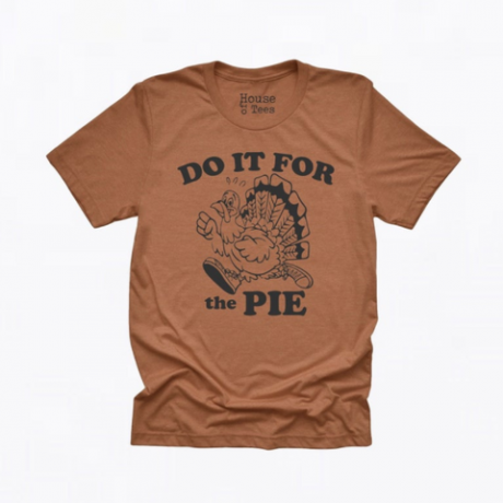 rjava majica s puranjo v tekaških copatih in v retro črkah piše "naredi to za pito"