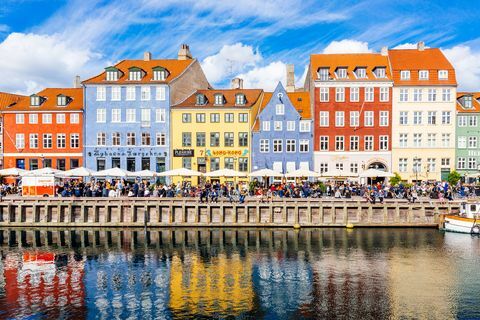 večbarvne hiše ob kanalu v pristanišču nyhavn, Kopenhagen, danska