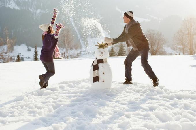 par dela snežaka in se igra v snegu