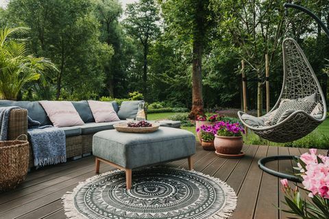 vrtna terasa, okrašena s skandinavskim pletenim kavčem in klubsko mizico