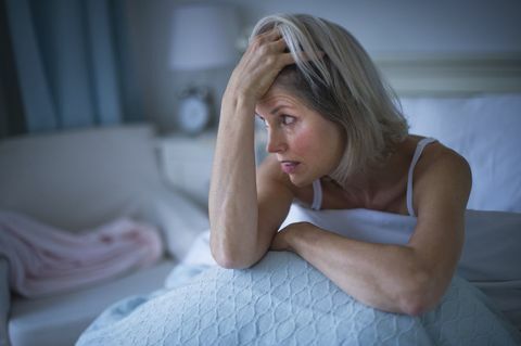 Ženska se prebudi iz spanja in skrbi