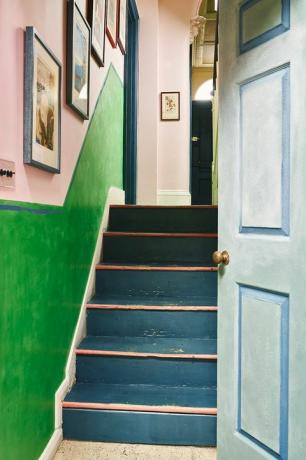 modro pobarvano stopnišče v oksfordski hiši Annie Sloan