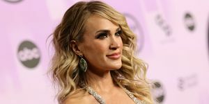 Carrie Underwood z roza ozadjem