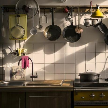 kuhinjska enota v domači kuhinji ob večerni svetlobi