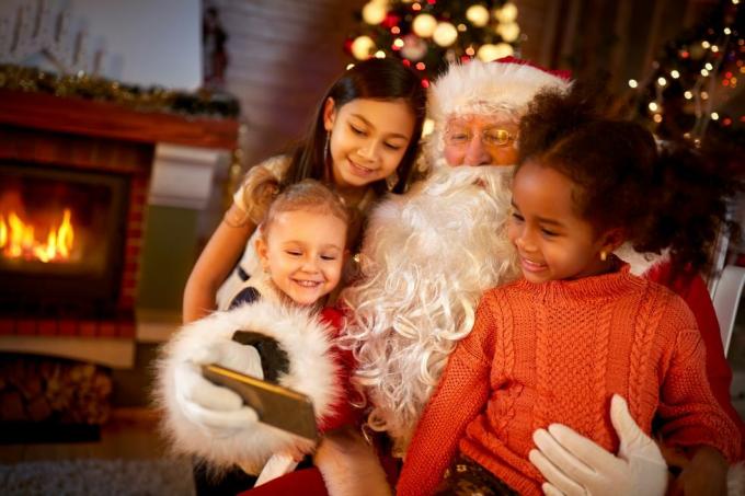Božiček deli pametni telefon z otroki