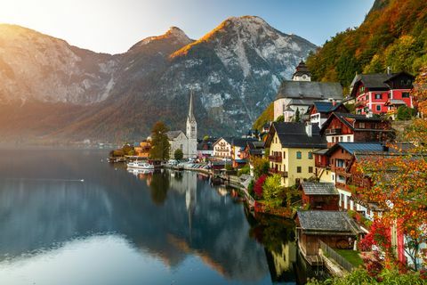 pogled na sončni vzhod na znamenito gorsko vasico Hallstatt z hallstatskim jezerom, avstrija