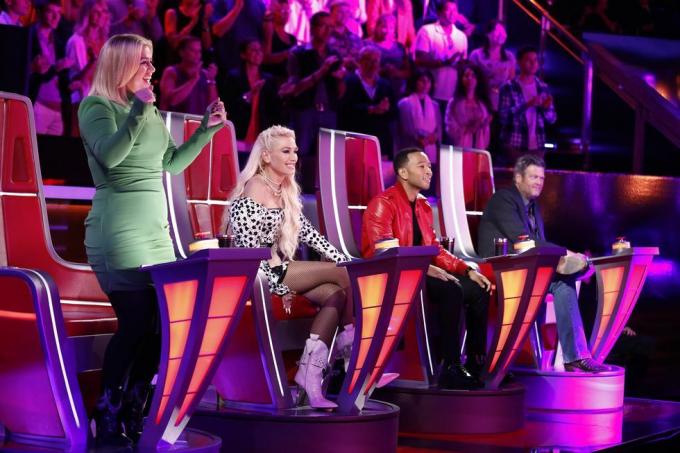 kelly clarkson, gwen stefani, john legend, blake shelton sedijo na stolih med snemanjem glasu