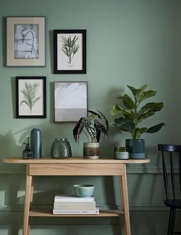 elegantna soba z zeleno barvo in leseno omarico