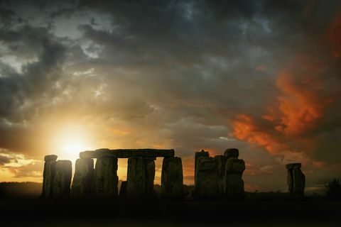 Sonce se dviga nad Stonehengeom, Wiltshire, Združeno kraljestvo