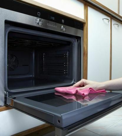 Ženske čistijo pečico z brisačo
