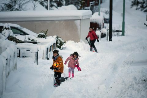 otroci snežijo sneg na Škotskem