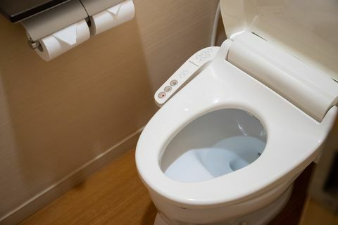 WC z elektronskim sedežem samodejno splakovalnikom, WC školjka v japonskem slogu, sanitarna oprema visoke tehnologije