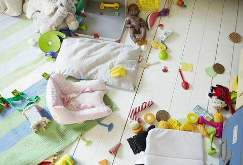 Zamazana otroška soba z igračami na tleh