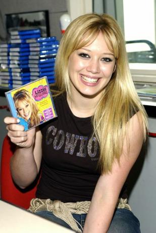 Hilary Duff na obisku pri Ricku Deesu za promocijo zvočne skladbe Disneyjevega kanala "Lizzie McGuire"