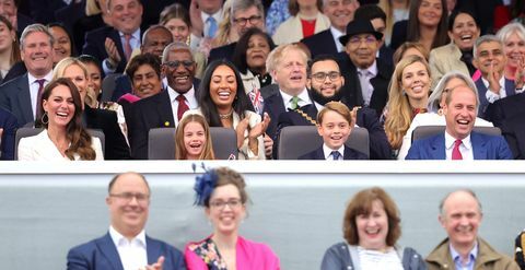 London, Anglija 4. junij l r catherine, vojvodinja cambriška, princesa charlotte cambriška, princ george cambriški, princ william, ura vojvoda cambriški medved Paddington in hm kraljica na zaslonu med platinasto zabavo v palači pred Buckinghamsko palačo 4. junija 2022 v Londonu, Anglija platinasta jubilej elizabete ii se praznuje od 2. junija do 5. junija 2022 v Združenem kraljestvu in Commonwealthu, da bi obeležili 70. obletnico pristopa kraljice elizabete ii 6. februarja 1952 fotografija chrisa jacksona wpa poolgetty slike 4. junija 2022 v Londonu v Angliji se praznuje platinasti jubilej Elizabete II. od 2. junija do 5. junija 2022 v Združenem kraljestvu in Commonwealthu za obeležitev 70. obletnice pristopa kraljice Elizabete II 6. februarja 1952, fotografija chrisa jacksongettyja slike